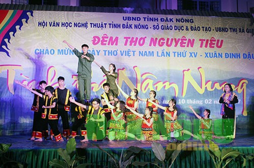 Thơ ca ngày càng kém sức hút đối với công chúng ( Ảnh minh họa: baodaknong.com.vn)