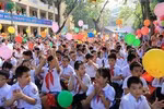 Người lớn hãy làm gương để giúp trẻ nhỏ hình thành thói quen bảo vệ môi trường. (Ảnh minh họa: VOV.vn)