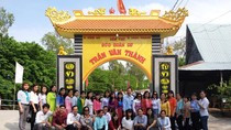 Các giáo viên Ngữ văn huyện Châu Thành (An Giang) tại đền thờ Đức Quản cơ Trần Văn Thành