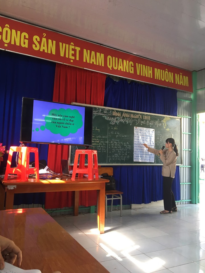 Học sinh trình bày kết quả phần thảo luận nhóm Học sinh trình bày kết quả phần thảo luận nhóm