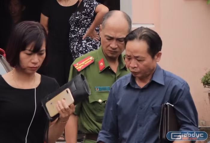 Ông Vũ Văn Sử (người ngoài cùng bên phải) đến dự phiên tòa xét xử gian lận điểm thi ở Hà Giang vừa qua (Ảnh: Trinh Phúc).