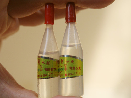 Hai tuýp hóa chất rấm chuối bị cấm sử dụng.