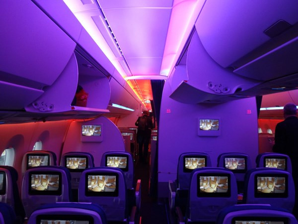 Đèn trần trong khoang máy bay.