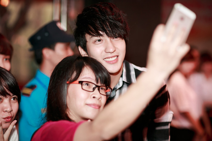 Hot boy Bê Trần nhí nhảnh bên fan. Hot boy Bê Trần nhí nhảnh bên fan.