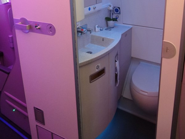 Toilet và bồn rửa.