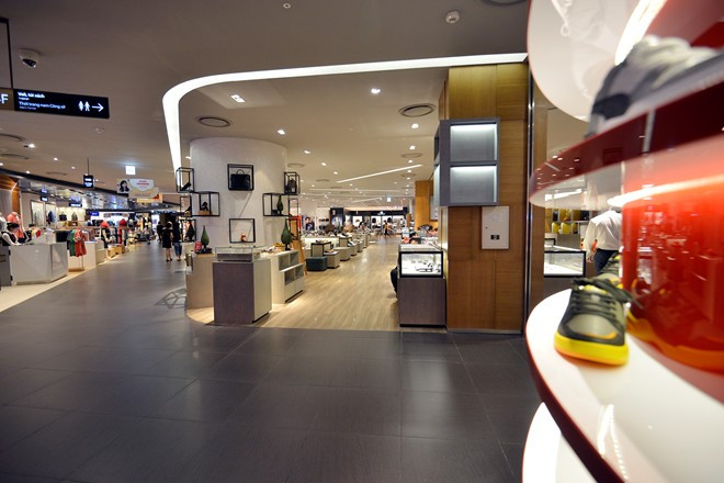 Hàng loạt gian hàng tại Lotte Center Hà Nội rơi vào cảnh ế ấm. Hàng loạt gian hàng tại Lotte Center Hà Nội rơi vào cảnh ế ấm.