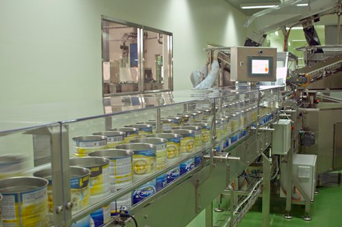 Vinamilk đã tạo bước đột phá mới cho thị trường sữa bột Việt Nam khi đưa vào vận hành Nhà máy Sữa bột Trẻ em Việt Nam với công suất 54.000 tấn/năm, góp phần đáp ứng được nhu cầu về sữa cho hơn 700.000 trẻ em/năm. Vinamilk đã tạo bước đột phá mới cho thị trường sữa bột Việt Nam khi đưa vào vận hành Nhà máy Sữa bột Trẻ em Việt Nam với công suất 54.000 tấn/năm, góp phần đáp ứng được nhu cầu về sữa cho hơn 700.000 trẻ em/năm.