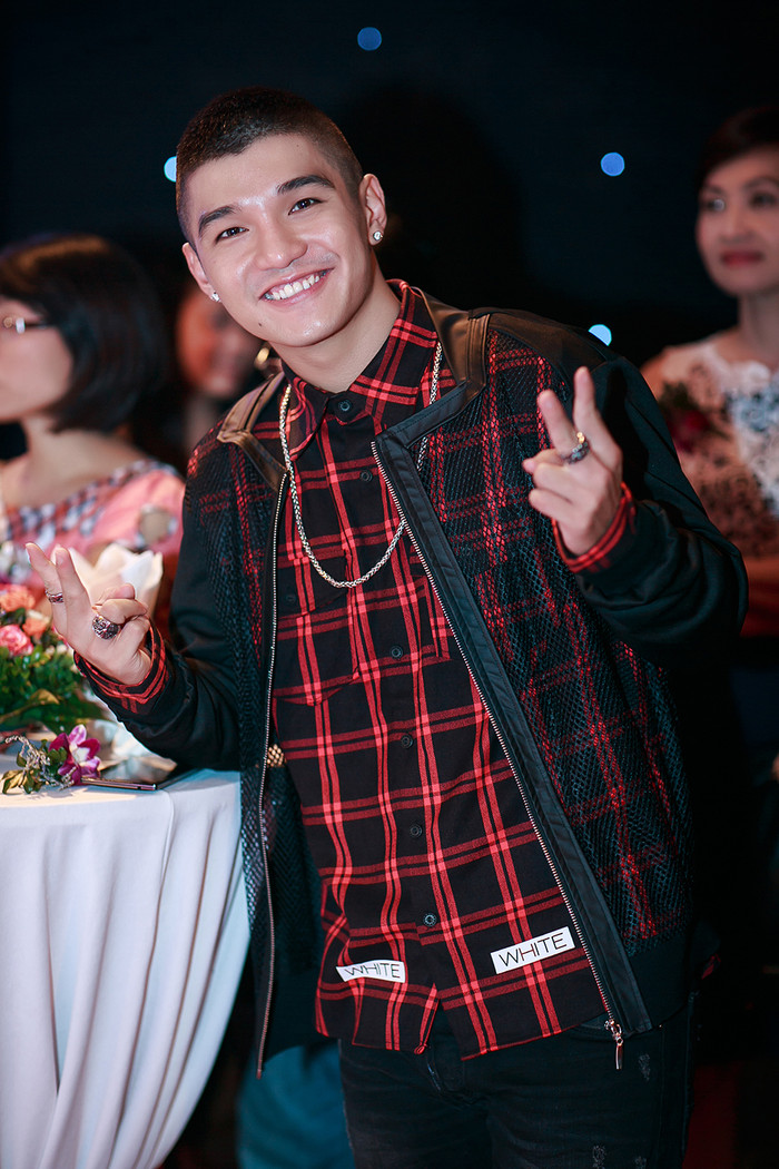 Buổi khai trương còn có sự tham gia của ca sĩ Cường Seven. Buổi khai trương còn có sự tham gia của ca sĩ Cường Seven.