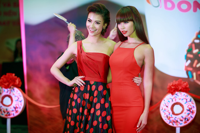 Chân dài Hồng Quế đọ vóc dáng bên đàn chị-siêu mẫu Hà Anh. Chân dài Hồng Quế đọ vóc dáng bên đàn chị-siêu mẫu Hà Anh.