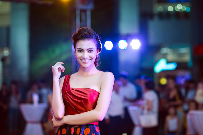 Hồng Quế trẻ trung trong chiếc đầm đỏ lệch vai tham dự sự kiện này. Hồng Quế trẻ trung trong chiếc đầm đỏ lệch vai tham dự sự kiện này.