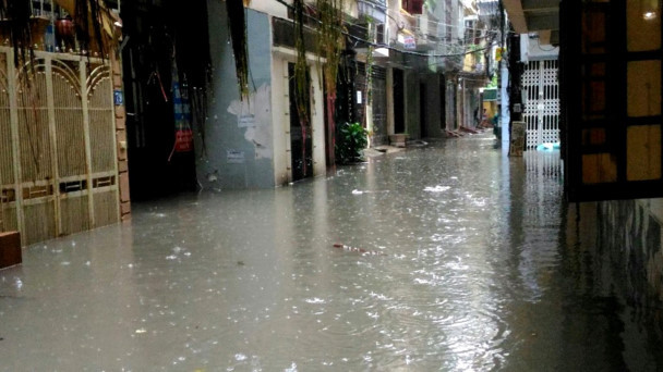 Nước từ mọi ngả đều đổ dồn vào ngõ nhỏ và tràn vào nhà dân, kèm theo bùn đất, rác thải trôi dạt vào. Nước từ mọi ngả đều đổ dồn vào ngõ nhỏ và tràn vào nhà dân, kèm theo bùn đất, rác thải trôi dạt vào.