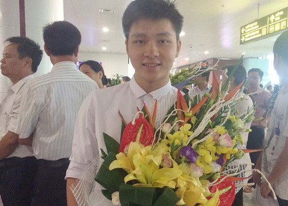 Hình ảnh em Phan Tuấn Linh thí sinh đội tuyển Olympic Vật lý quốc tế của Trường Trung học phổ thông chuyên Phan Bội Châu cũng ra sân bay để chào đón người bạn cùng trường Nguyễn Cảnh Hoàng chiến thắng trở về. Cả 2 em đều đạt được những kết quả cao trong kỳ thi Olympic năm nay.