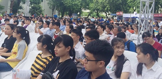 Ngày hội thu hút đông đảo sự quan tâm của các bạn học sinh và quý vị phụ huynh (Ảnh: Ngọc Bích)