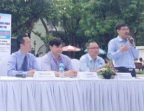 Đại diện ban tư vấn xét tuyển giải đáp những thắc mắc cho quý vị phụ huynh và các em học sinh (Ảnh: Ngọc Bích)