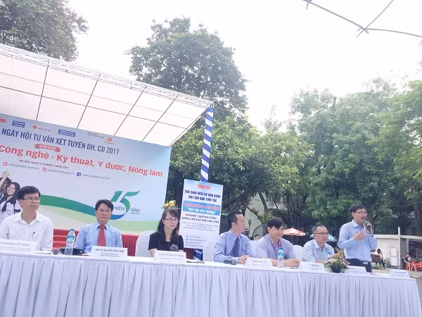 Hình ảnh các thầy cô giải đáp thắc mắc cho các vị phụ huynh và các bạn học sinh tại Ngày hội hôm nay (Ảnh: Ngọc Bích) Hình ảnh các thầy cô giải đáp thắc mắc cho các vị phụ huynh và các bạn học sinh tại Ngày hội hôm nay (Ảnh: Ngọc Bích)