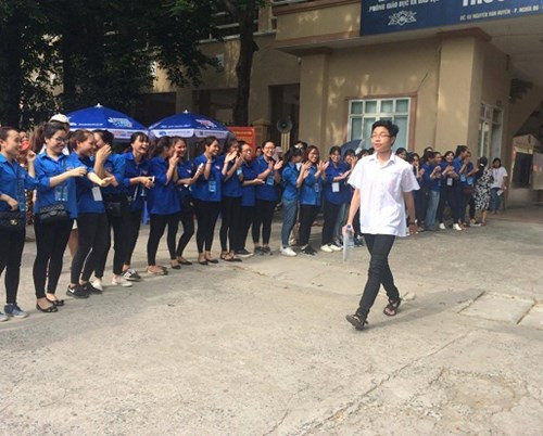 Hình ảnh thí sinh tự tin về kết quả đạt được của kỳ thi quốc gia năm nay (Ảnh: giaoduc.net.vn) Hình ảnh thí sinh tự tin về kết quả đạt được của kỳ thi quốc gia năm nay (Ảnh: giaoduc.net.vn)