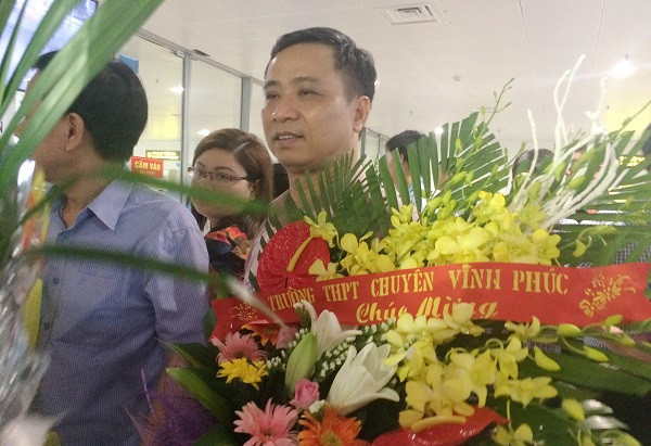 Hình ảnh người thân của em Đỗ Văn Quyết, học sinh lớp 12, Trường Trung học phổ thông chuyên Vĩnh Phúc, tỉnh Vĩnh Phúc hồi hộp chờ đón.