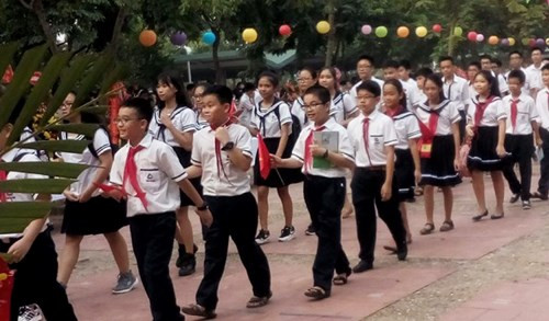 Hình ảnh các em học sinh vui mừng, phấn khởi bước vào năm học mới (Ảnh: giaoduc.net.vn) Hình ảnh các em học sinh vui mừng, phấn khởi bước vào năm học mới (Ảnh: giaoduc.net.vn)