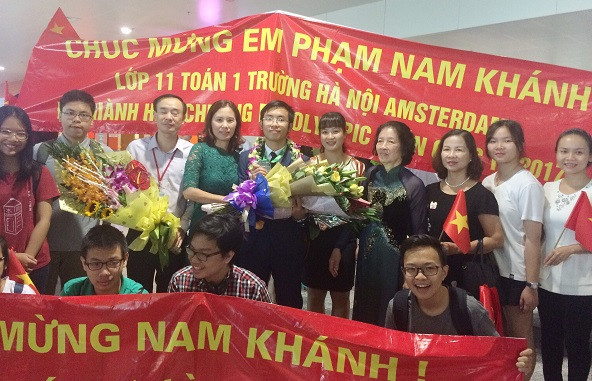 Hình ảnh các thầy cô, bạn bè, người thân nồng nhiệt chào đón em Phạm Nam Khánh học sinh lớp 11, Trường Trung học phổ thông chuyên Hà Nội - Amsterdam, thành phố Hà Nội thành công trở về.