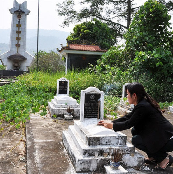 Hình ảnh nấm mộ người liệt sĩ Xuân Trường tại nghĩa trang liệt sĩ huyện Bảo Lạc (Ảnh: Tuoitre.vn) Hình ảnh nấm mộ người liệt sĩ Xuân Trường tại nghĩa trang liệt sĩ huyện Bảo Lạc (Ảnh: Tuoitre.vn)