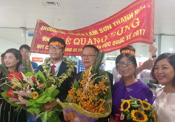 Mẹ và các thầy cô giáo vui mừng, phấn khởi chào đón em Lê Quang Dũng, học sinh lớp 12, Trường Trung học phổ thông chuyên Lam Sơn, tỉnh Thanh Hóa.