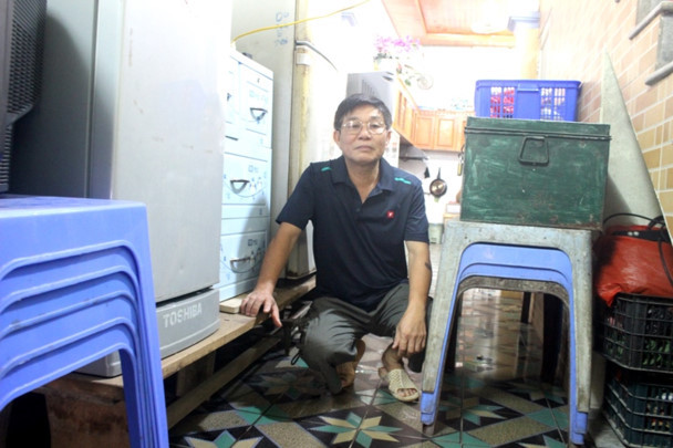 Nhiều gia đình phải kê đồ đạc lên cao do khu vực này thường xuyên bị ngập nặng. Nhiều gia đình phải kê đồ đạc lên cao do khu vực này thường xuyên bị ngập nặng.