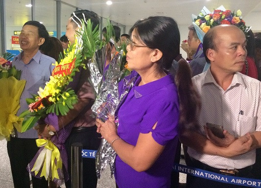 Hình ảnh phụ huynh em Lê Quang Dũng học sinh lớp 12, Trường Trung học phổ thông chuyên Lam Sơn, tỉnh Thanh Hóa hồi hộp ngóng trông người con trai tuyệt vời của mình chiến thắng trở về