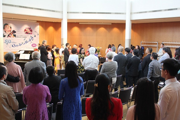 Hình ảnh tất cả mọi người trong khán phòng đứng lên chúc mừng (Ảnh: do tác giả cung cấp) Hình ảnh tất cả mọi người trong khán phòng đứng lên chúc mừng (Ảnh: do tác giả cung cấp)