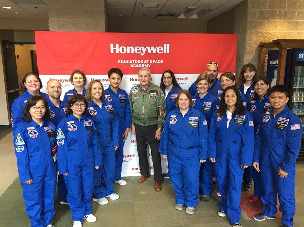 Các giáo viên cùng giao lưu với phi hành gia (Ảnh: Hồng Quyên) Các giáo viên cùng giao lưu với phi hành gia (Ảnh: Hồng Quyên)