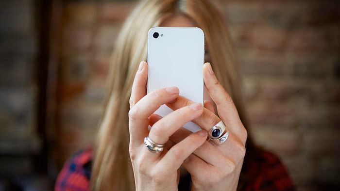 Sử dụng các thiết bị điện tử liên tục mỗi ngày khiến đôi mắt của bạn ngày càng yếu đi. ảnh: HEALTH MAGAZINE. Sử dụng các thiết bị điện tử liên tục mỗi ngày khiến đôi mắt của bạn ngày càng yếu đi. ảnh: HEALTH MAGAZINE.