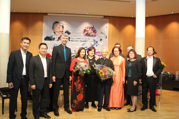 Hình ảnh Nghệ sĩ nhân dân Bùi Gia Tường cảm ơn mọi người sau khi kết thúc buổi hòa nhạc (Ảnh: do tác giả cung cấp) Hình ảnh Nghệ sĩ nhân dân Bùi Gia Tường cảm ơn mọi người sau khi kết thúc buổi hòa nhạc (Ảnh: do tác giả cung cấp)