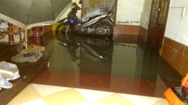 Hình ảnh nước tràn vào trong nhà, gây ngập cao Hình ảnh nước tràn vào trong nhà, gây ngập cao