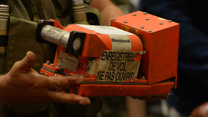 Hộp đen của chuyến bay MH17 bị rơi ở Ukraine. Hộp đen của chuyến bay MH17 bị rơi ở Ukraine.