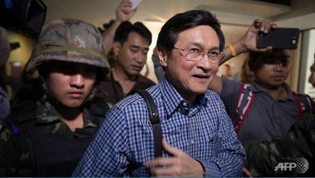 Cựu Bộ trưởng Giáo dục Chaturon Chaisang bị quân đội dẫn đi trước các phóng viên quốc tế. Cựu Bộ trưởng Giáo dục Chaturon Chaisang bị quân đội dẫn đi trước các phóng viên quốc tế.