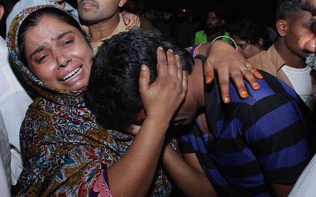 Thân nhân của các nạn nhân thương vong trong vụ tấn công khủng bố ngày 2/11 tại biên giới Ấn Độ-Pakistan. Thân nhân của các nạn nhân thương vong trong vụ tấn công khủng bố ngày 2/11 tại biên giới Ấn Độ-Pakistan.