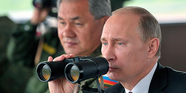 Tổng thống Nga Vladimir Putin (phải) và Bộ trưởng Quốc phòng Sergei Shoigu. Tổng thống Nga Vladimir Putin (phải) và Bộ trưởng Quốc phòng Sergei Shoigu.