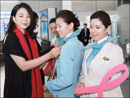 Bà Cho và các nữ tiếp viên của Korean Airlines.