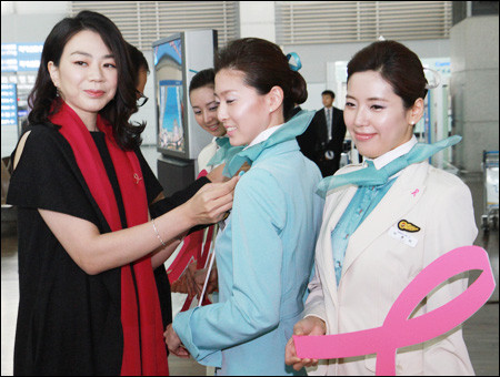Bà Cho và các nữ tiếp viên của Korean Airlines. Bà Cho và các nữ tiếp viên của Korean Airlines.
