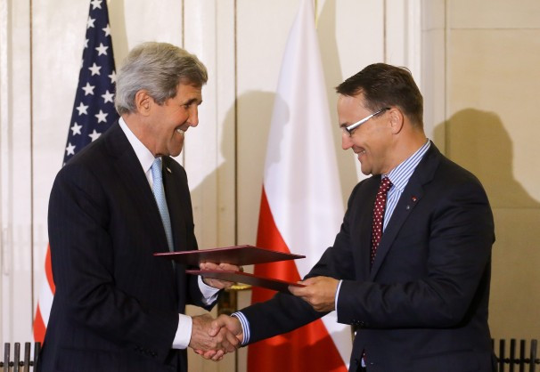 Ngoại trưởng Mỹ John Kerry (trái) và Ngoại trưởng Ba Lan Radoslaw Sikorski Ngoại trưởng Mỹ John Kerry (trái) và Ngoại trưởng Ba Lan Radoslaw Sikorski