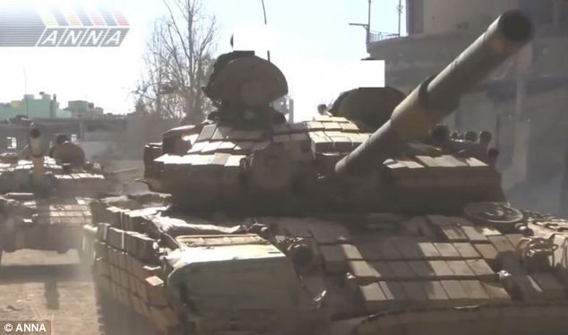 Binh sĩ Syria chuẩn bị rời xe tăng tấn công các tay súng. Binh sĩ Syria chuẩn bị rời xe tăng tấn công các tay súng.