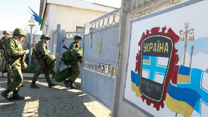 Binh sĩ Ukraine rời căn cứ trên bán đảo Crimea. Binh sĩ Ukraine rời căn cứ trên bán đảo Crimea.