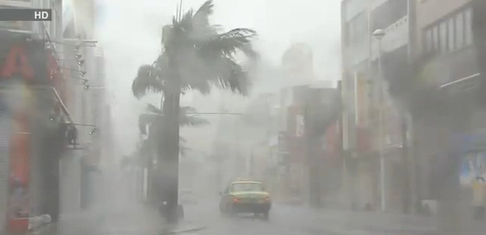 Siêu bão Neoguri gây mưa to gió lớn trên đảo Miyako.