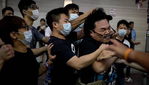 Những người đeo khẩu trang tấn công một người biểu tình ngăn cản họ dỡ các lều trại của sinh viên bãi khóa. Những người đeo khẩu trang tấn công một người biểu tình ngăn cản họ dỡ các lều trại của sinh viên bãi khóa.