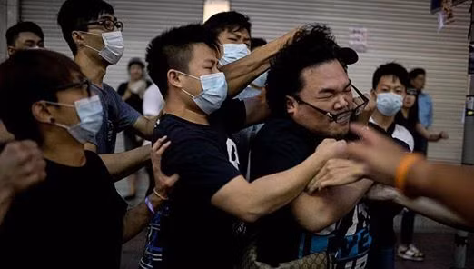 Những người đeo khẩu trang tấn công một người biểu tình ngăn cản họ dỡ các lều trại của sinh viên bãi khóa. Những người đeo khẩu trang tấn công một người biểu tình ngăn cản họ dỡ các lều trại của sinh viên bãi khóa.