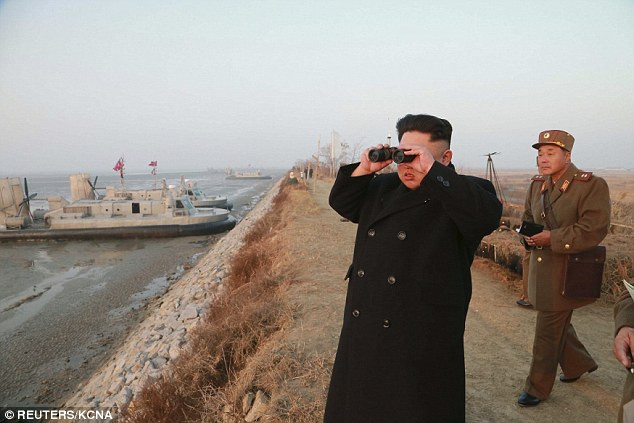 Kim Jong-un đứng gần các thủy phi cơ của Triều Tiên. Kim Jong-un đứng gần các thủy phi cơ của Triều Tiên.