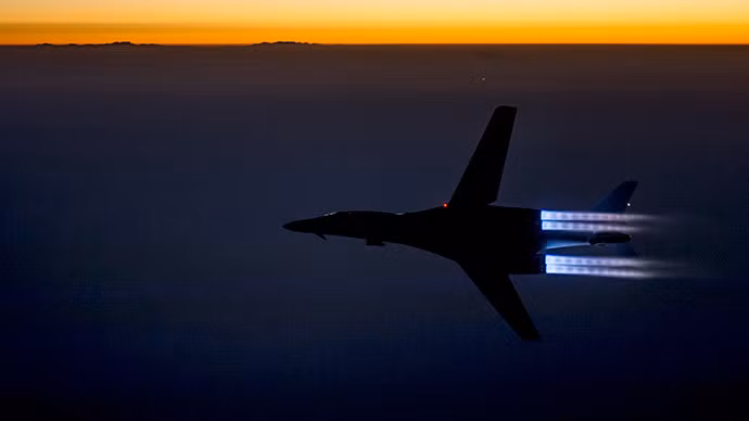 B-1B Lancer của Không quân Mỹ không kích khủng bố IS tại Iraq.