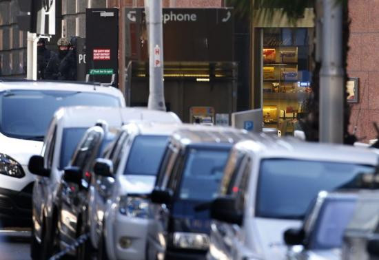 Khu vực quanh quán cà phê Lindt vẫn được phong tỏa trong sáng ngày 16/12. Khu vực quanh quán cà phê Lindt vẫn được phong tỏa trong sáng ngày 16/12.