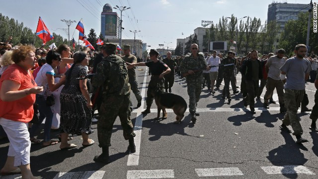 Người dân địa phương tức giận tấn công các tù binh trong cuộc diễu hành ở Donetsk. Người dân địa phương tức giận tấn công các tù binh trong cuộc diễu hành ở Donetsk.