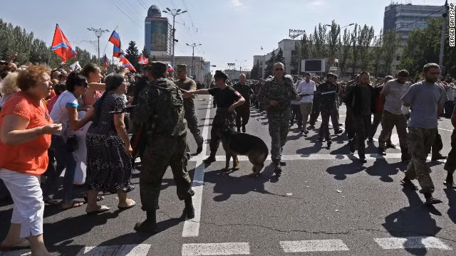 Người dân địa phương tức giận tấn công các tù binh trong cuộc diễu hành ở Donetsk.