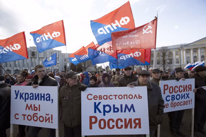 Người biểu tình ủng hộ Crimea gia nhập Liên bang Nga.
